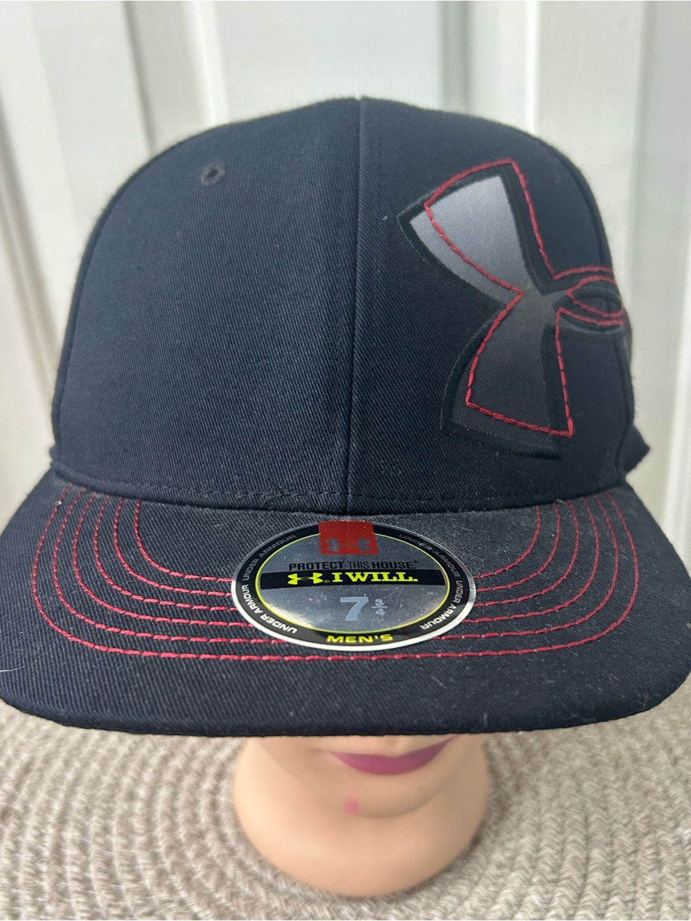 Under Armour Hat Cap Fitted Size 7 3/4 Black Big Red Stitched Logo NWT - Picture 3 of 8